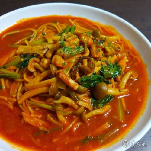 キノコとシーフードのトマトソースパスタ