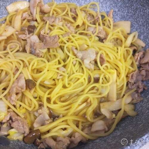 写真：パスタにスープを吸収させます