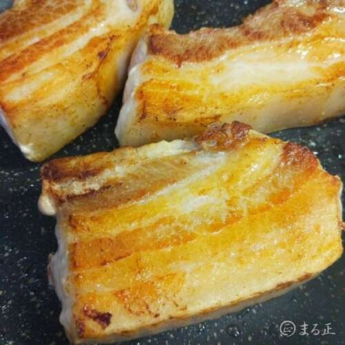 豚バラ肉を丁寧に焼きます