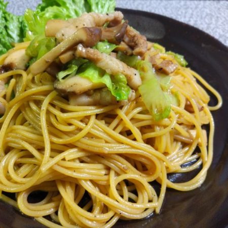 豚肉とエリンギとレタスの和風パスタ