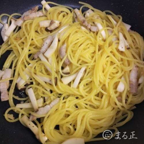 ペペロンチーノ｜パスタ麺を加え手早く炒めます