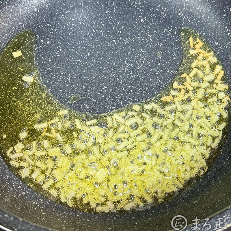 ニンニクをオリーブオイルで炒めます