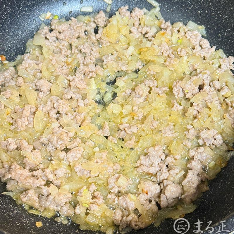 豚の挽肉を加えて炒めます