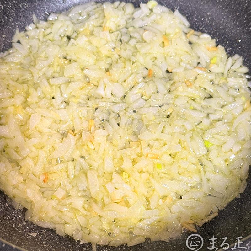 玉ねぎを炒めます