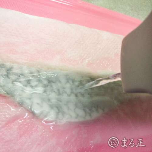 写真：チヌの切り身の皮目を湯引き
