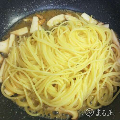 写真：パスタを投入