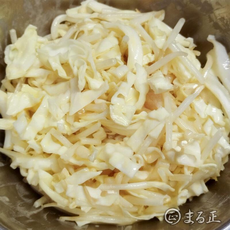 生地に具を加えて混ぜる