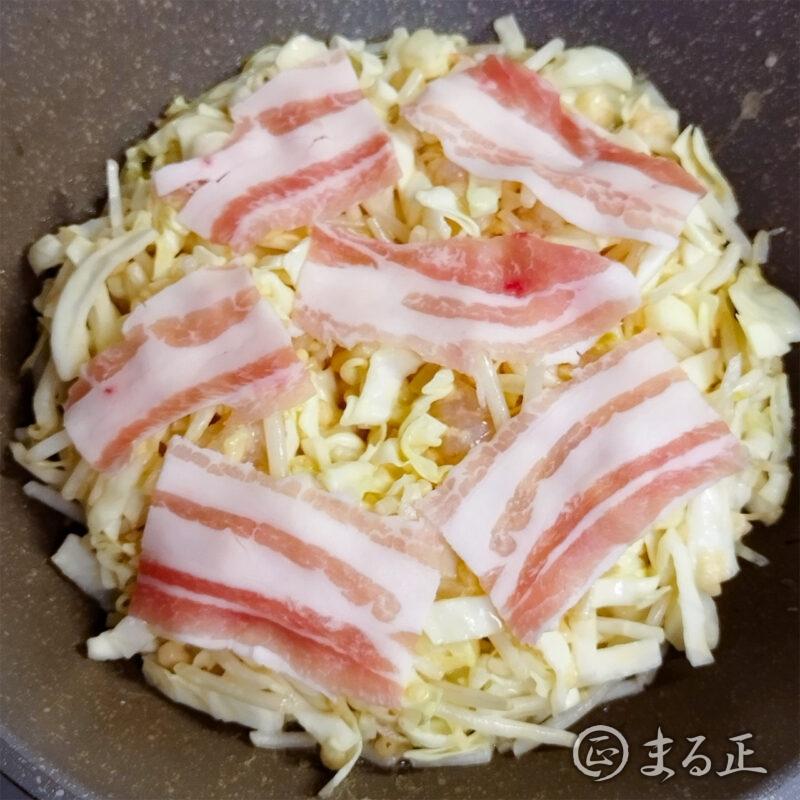 フライパンに生地を流し込み焼く