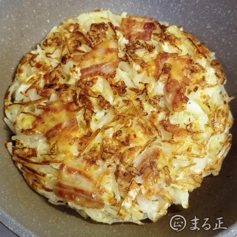 裏返して焼き加減を確認する