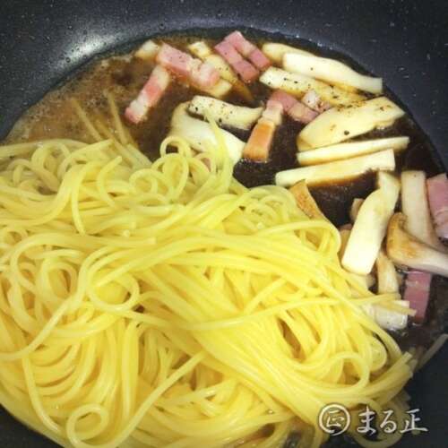 写真：パスタ麺と調味料を加える