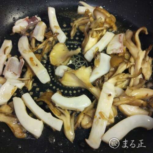 写真：イカと舞茸を炒める