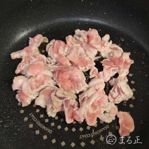 写真：豚肉をプライパンで炒める