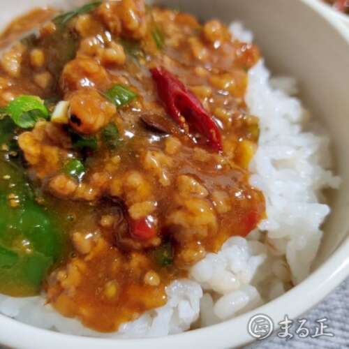 写真：麻婆ピーマンをご飯にかけて食す