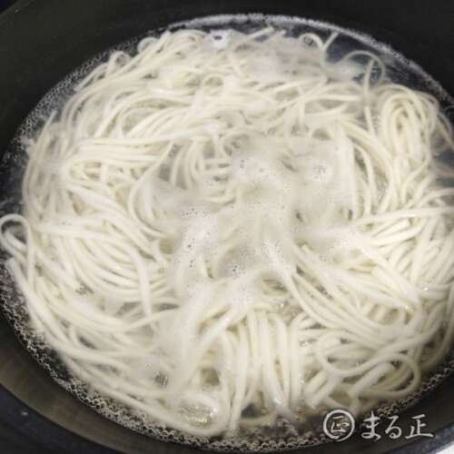 写真：乾麵のうどんを茹でている