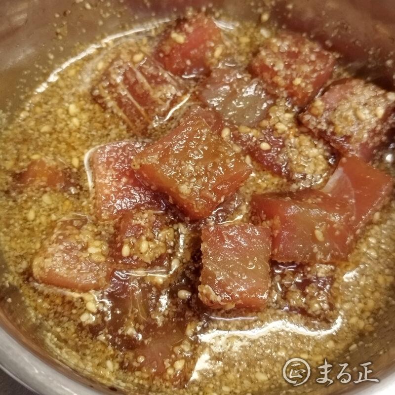 切ったマグロを浸け込む