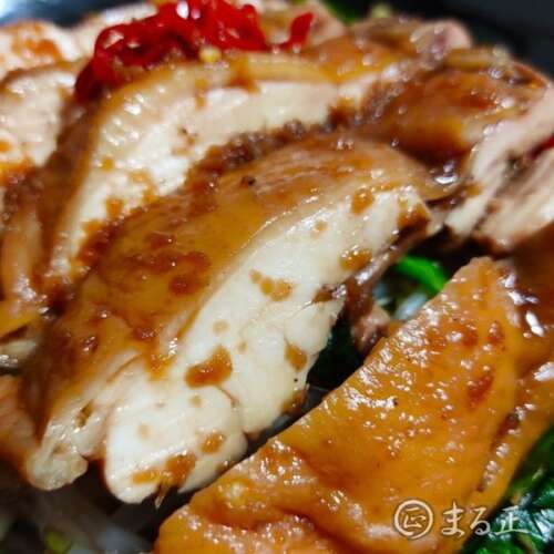 写真：蒸し鶏のニラだれ漬け丼