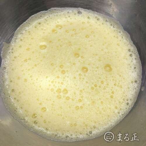 写真：お好み焼きの作り方、水と卵をよく混ぜ泡立てる