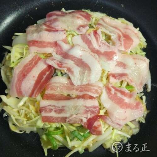 写真：生地を広げて豚肉を敷き詰める