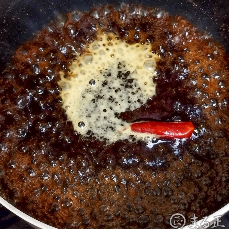 タレをひと煮たちさせます