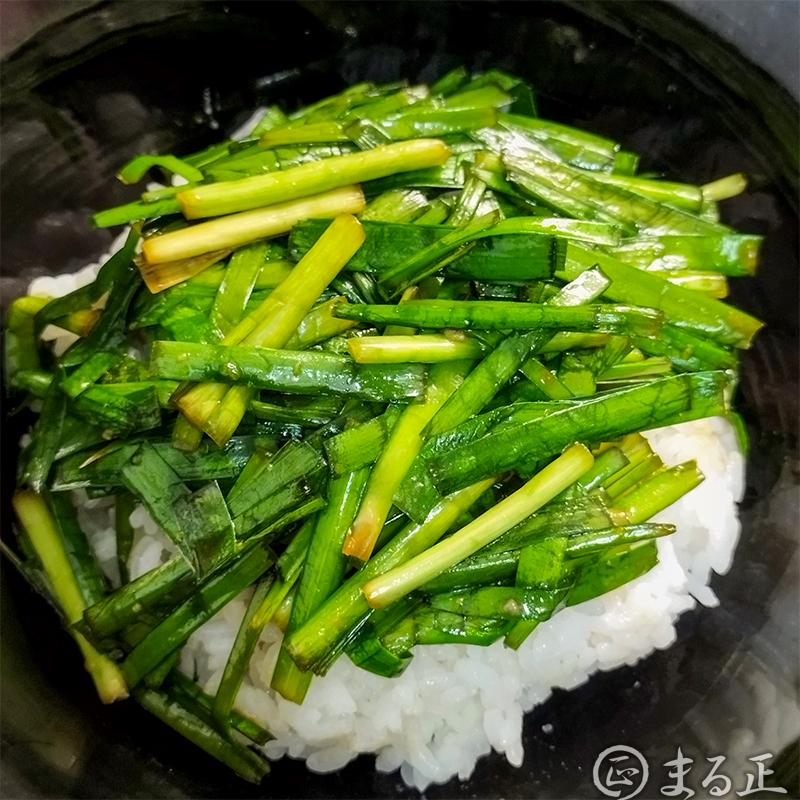 ご飯の上にニラを盛ります
