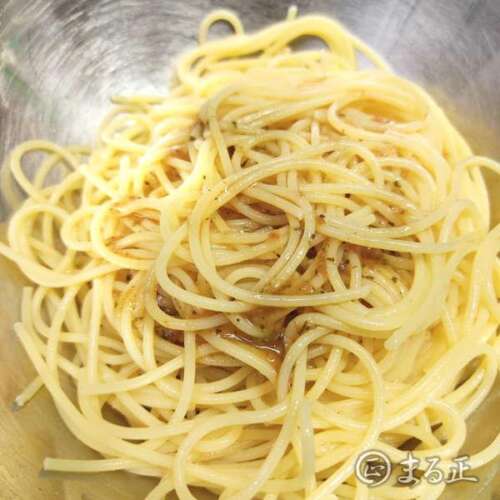 写真：冷製パスタソースを氷で締めたパスタに和える