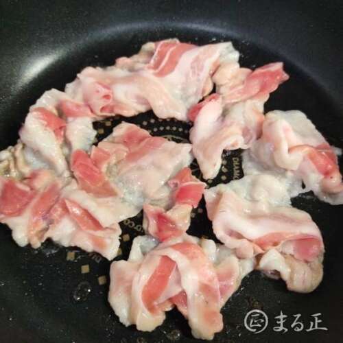 写真：豚肉を炒めます
