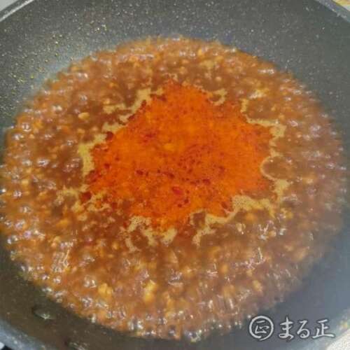 写真:スープを加えて煮込みます