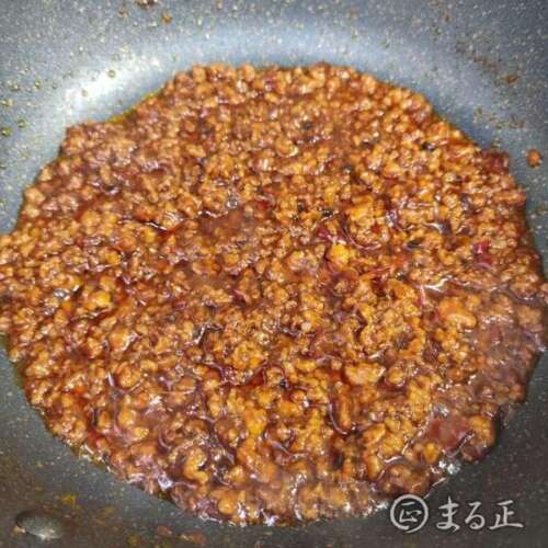 写真:合わせ調味料とひき肉をしっかり煮込みます