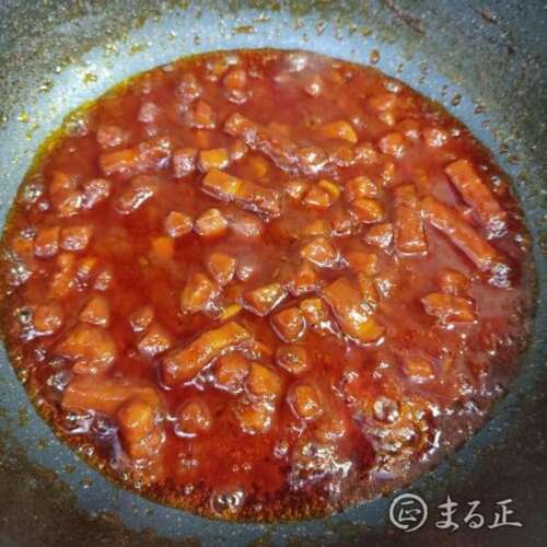写真：トマトジュースをしっかり煮込みます