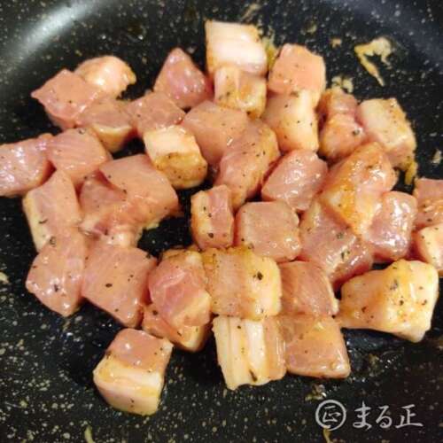 下味の付いた豚肉を炒めます