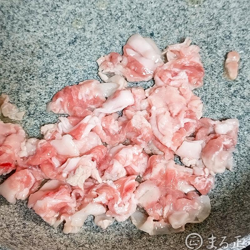 温めたフライパンにサラダ油と豚肉を加えて炒めます。
