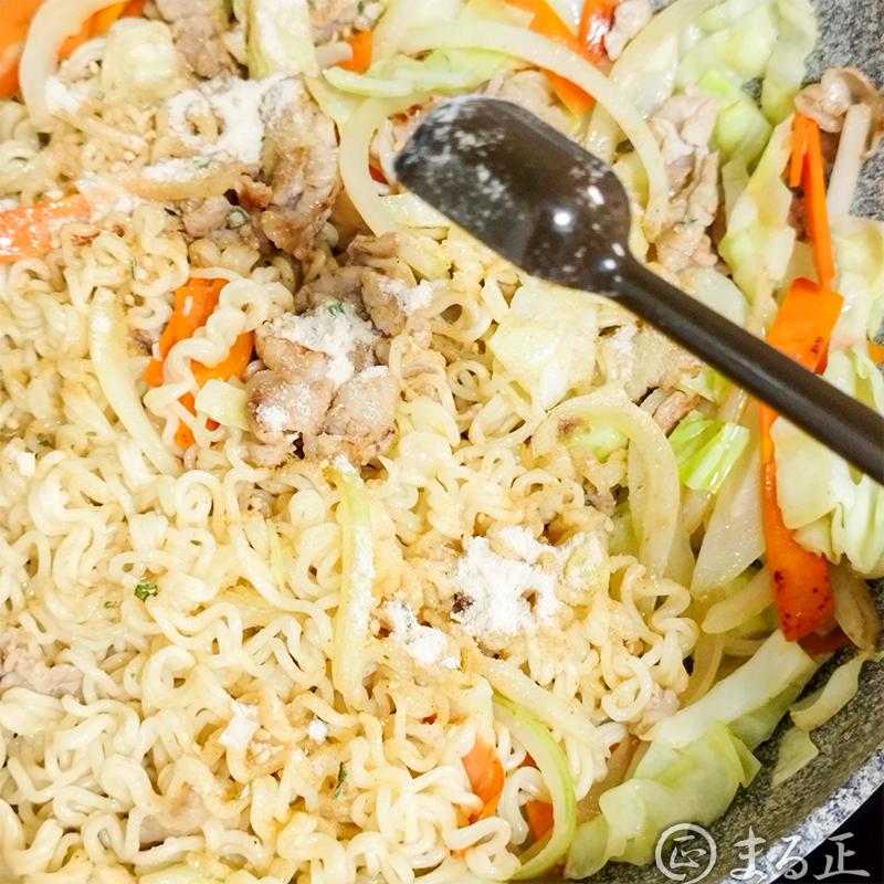 麺とスープの素（小さじ2）を加えて良く混ぜながら炒めます。