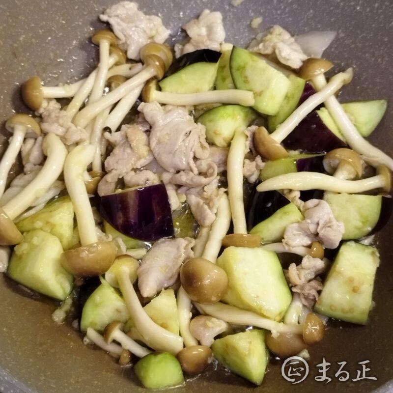ナスとしめじを加えて炒めます