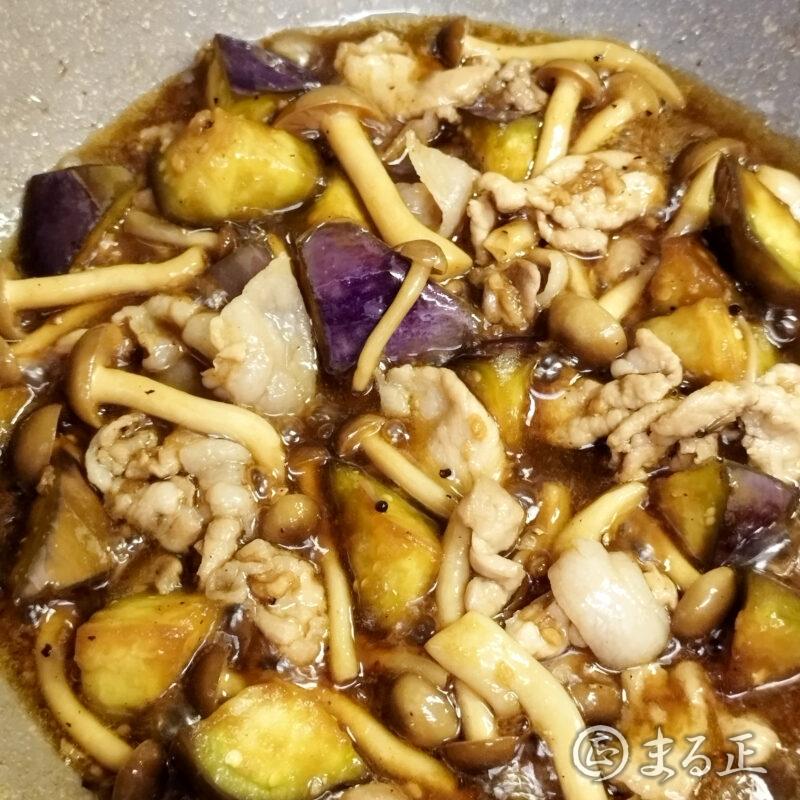 和風パスタスープを加えて食材に火を通します