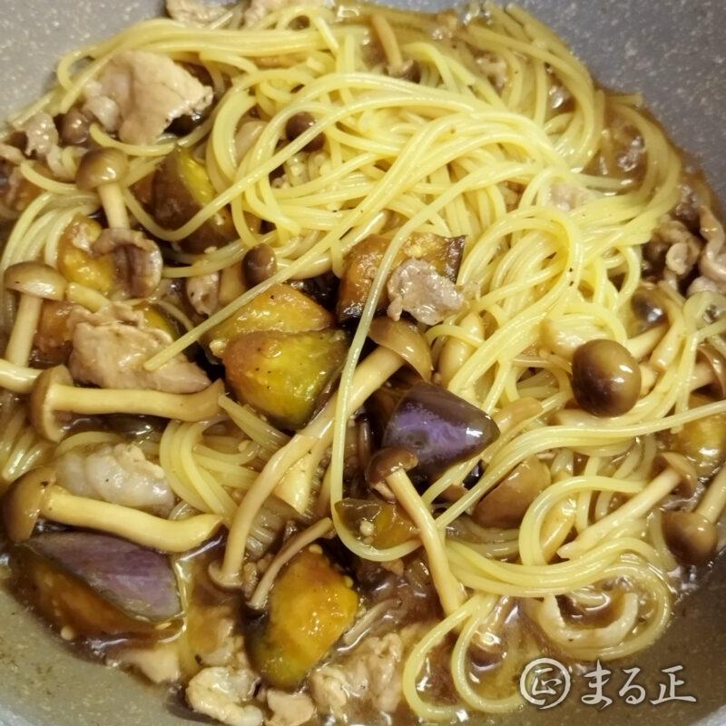 ゆで汁とパスタを加える
