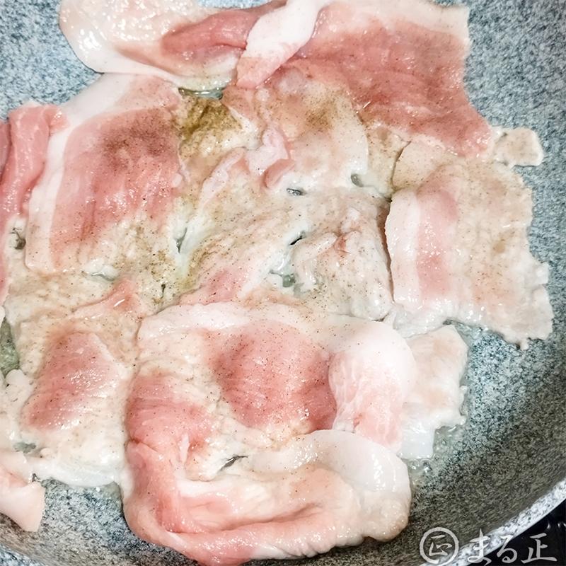 フライパンで豚肉を炒めます。