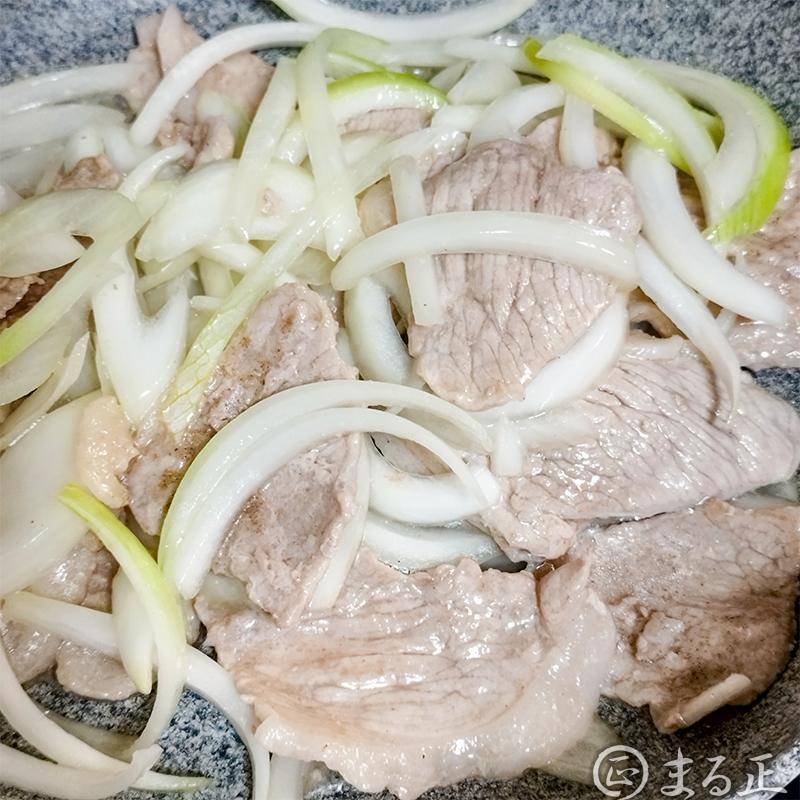 玉ねぎを加えて炒めます。