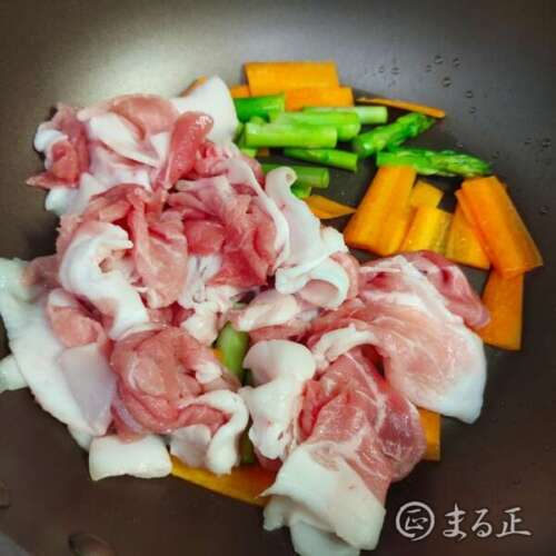 豚肉と野菜をほぼ同時に炒めます