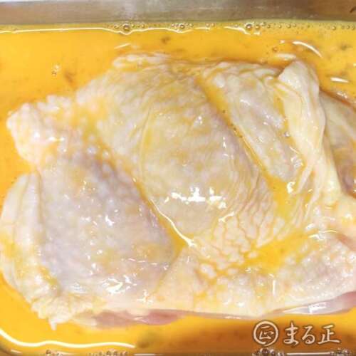 フライドチキンの作り方、卵液に鶏肉を浸ける