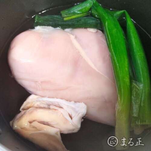 鶏むね肉とねぎの青い部分を鍋で茹でます。