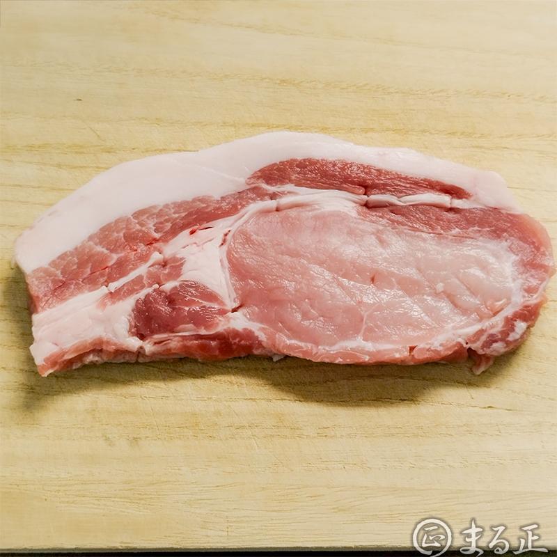 豚肉の筋に切れ込みを入れる。