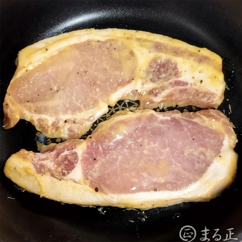 豚肉を焼きます。