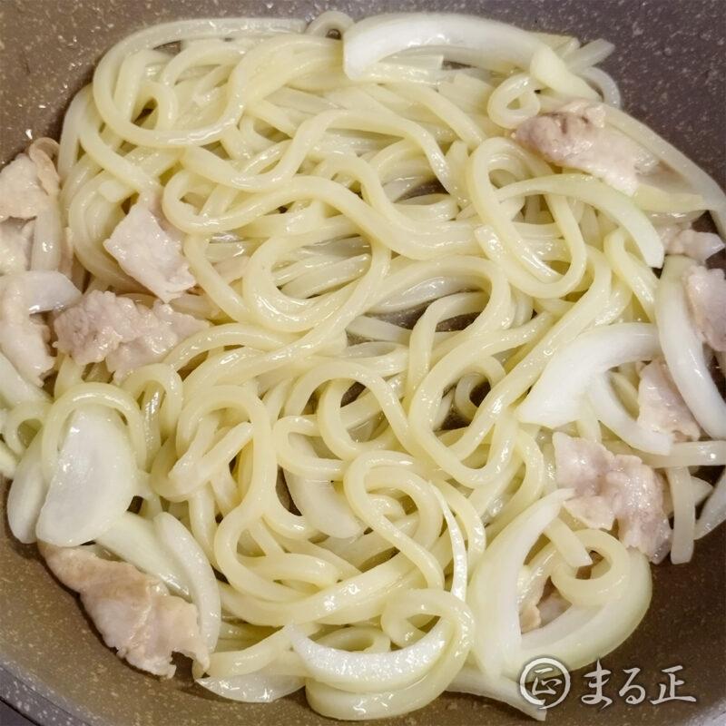 玉ねぎとうどんを加えて炒める