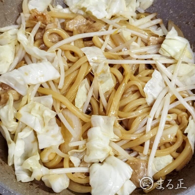 キャベツともやしを加えて炒める