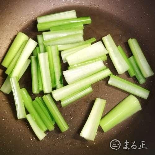 小松菜の茎を炒めます