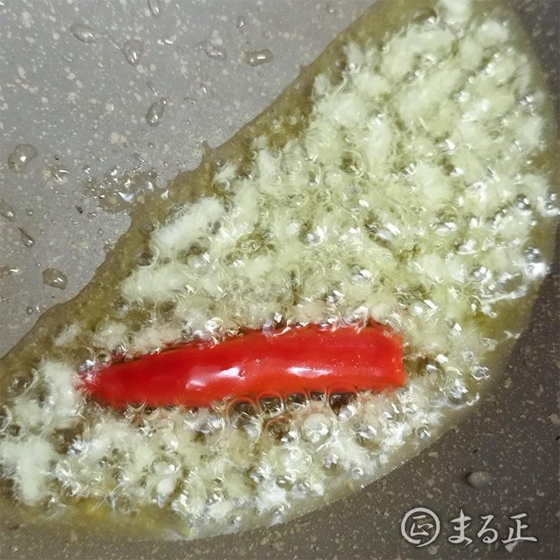 オリーブオイルでニンニクを炒めます
