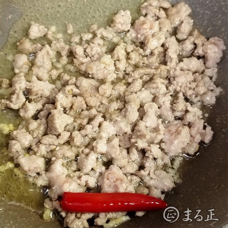 ひき肉を加えます