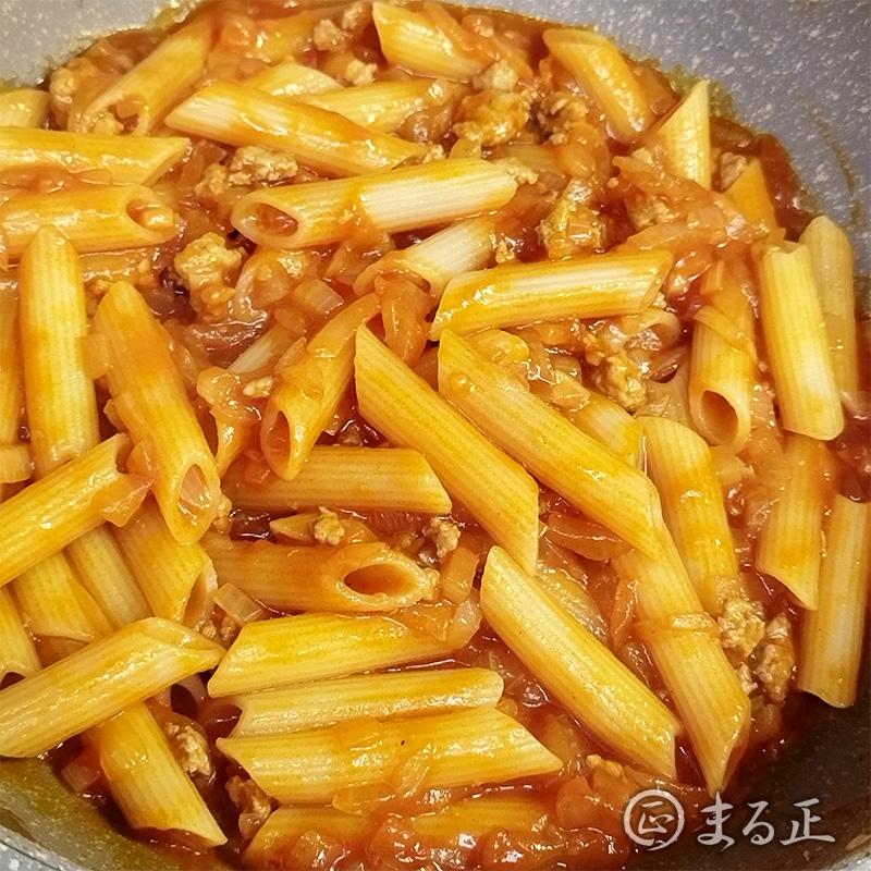 茹で上がったペンネを加えます