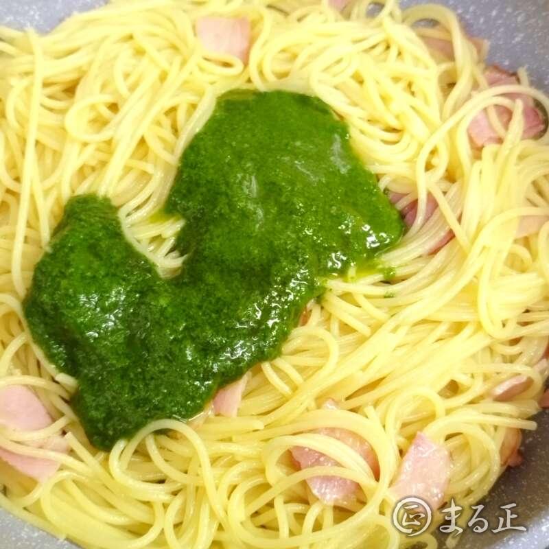 パスタとバジルソースを加える