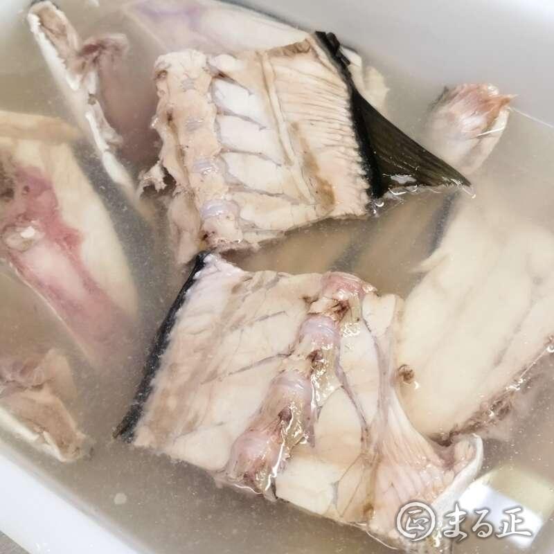 熱湯をかけて汚れや匂いを取り除きます